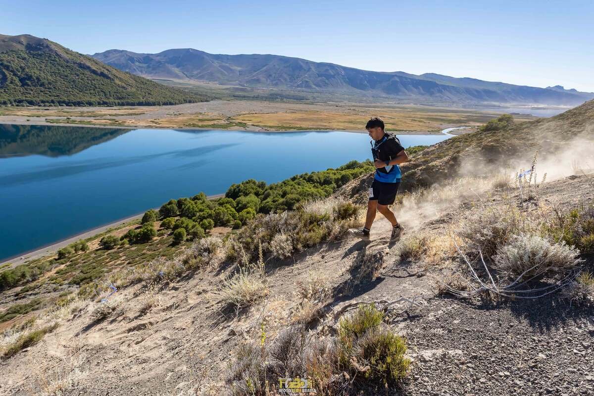 Corredor cruzando la meta de Andes Profundo